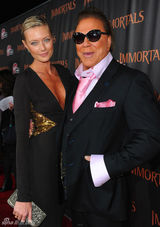 组图：《惊天战神》首映女星比美 米基洛克笑搂超模