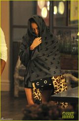 组图：麦莉披巾裹头似阿拉伯妇女 短裤秀长腿