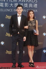 组图：香港男星陈家乐女星王嘉慧挽臂亮相红毯