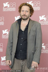 组图：《梅子鸡之味》记者会 女演员豪放转裙露底裤