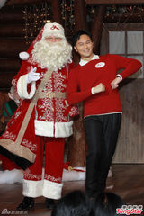 组图：张智霖表演变花束魔术 圣诞享家庭乐趣