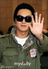 组图：李敏镐现身首尔机场剪烂裤子露膝盖