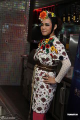 组图：hold住姐说相声造型似芙蓉 坦言多人追求