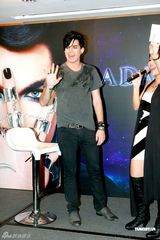 组图：《美偶》亚军兰伯特抵港 记者会穿唐装