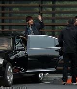 组图：李敏镐帅气抵沪 见粉丝亲切招手露笑容