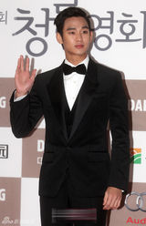 组图：金秀贤黑色修身西装变身帅气小王子