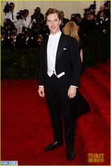 组图：谢耳朵牵手男友秀恩爱 卷福礼服秀贵气