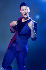 组图：谢孟伟蓝色魅惑尽显熟男魅力