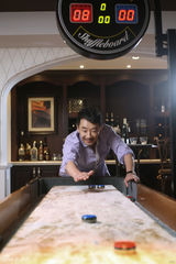 组图：黄海波拍封面大片 招牌式笑容大显亲和