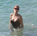 组图：44岁超模史蒂芬妮海滩练俯卧撑 双峰坚挺傲人