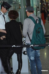 组图：郑秀文许志安携手离港 甜笑否认预支蜜月