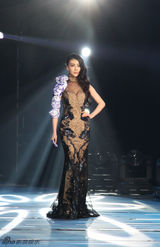 组图：巩新亮不慎摔倒危险出席时尚大典