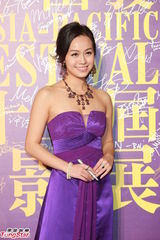 组图：亚太影展红毯生辉 刘嘉玲露半球曾宝仪秀美背