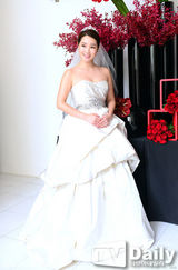 组图：WG先艺携夫贺朱雅敏大婚 宽衫遮孕肚