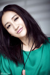 组图：曾泳醍翠绿大片混搭玩转撞色世界