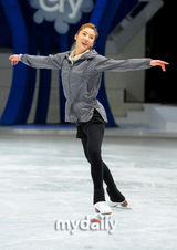 组图：韩星孙谭菲录制SBS台节目 秀花样滑冰风采