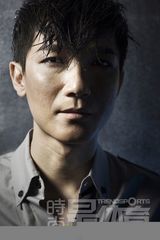 组图：陈楚生秀狂野男人味 展现诱人胸肌