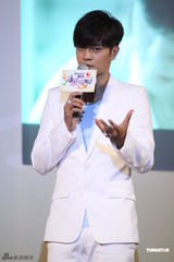 组图：罗志祥曾恺玹助阵新节目 派发粽子甜在心  