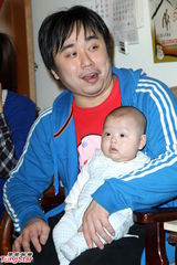 组图：小小彬一家五口关怀独居老人现场温馨