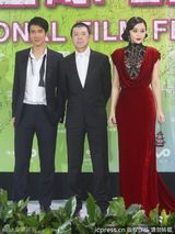 组图：范冰冰复古造型手提宝塔包亮相红毯