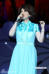 组图：蔡琴百万精华上海演唱会 回忆往事泪盈眼眶
