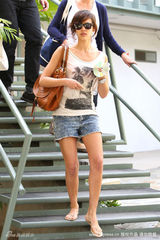 幻灯图集：杰西卡-阿尔芭雪花牛仔短裤清凉现身