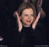 幻灯图：妮可-基德曼夫妇观看冬奥会 上演恩爱秀