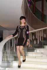 组图：大肚汤盈盈出席颁奖晚会 应届港姐三甲同场