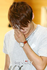 组图：神起金俊秀音乐剧公开彩排 全情投入表演