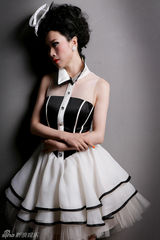 组图：芙蓉姐姐光棍节写真露香肩