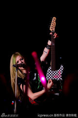 组图：艾薇儿上海开唱火爆异常 摇滚小天后热力四射