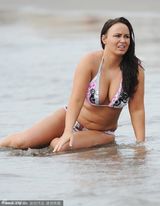 组图：巨乳女星比基尼肥肉外溢 水中摔倒似巨鲸