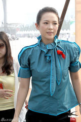 幻灯图：章子怡投身公益事业 与艾滋病童亲密不设防