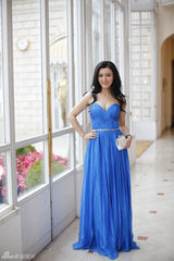 组图：陈廷嘉出席戛纳华谊之夜 低胸长裙秀优雅