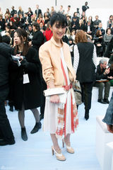 组图：IT GIRL陈燃现身巴黎时装周Chloé秀场