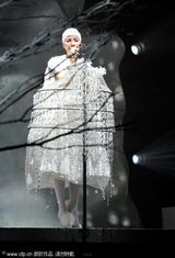 组图：王菲白色浴巾装亮相造型独特 赵薇看台助阵