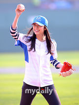 组图：韩滑冰公主金妍儿为棒球赛开球 展露灿烂笑容