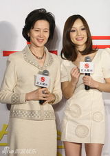 幻灯图集：李小璐签约北大星光 优雅母亲助阵