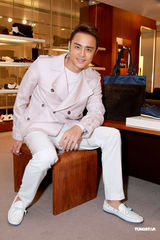 高清组图：明道为新剧来港置装 为迟到向记者致歉