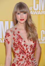 组图：斯威夫特穿红花点缀长裙亮相音乐奖