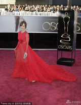 组图：最佳女配角候选人莎莉-菲尔德红纱裙大气