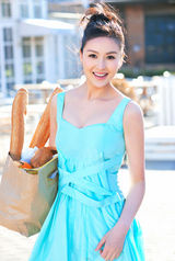 幻灯图：戴娇倩异国街头写真 单身女王显邻家气质