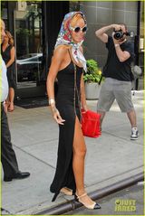 组图：蕾哈娜真空吊带高衩群配花头巾 装扮雷人