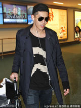 组图：EXO-M队长Kris帅酷现身加拿大遭围堵