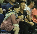 组图：邓超看花滑拥抱丈母娘 杰西卡帕克携子会姚明 