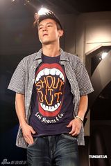 幻灯图：陈冠希蔡依林时隔三年再同台 走秀不碰面