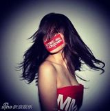 组图：陈冠希女友疑为新品宣传 裹胸出镜大露乳沟