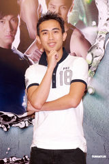 幻灯图：候选港男首度亮相 素质平平表现生硬