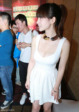 组图：柳岩深V开背做主持 与郭德纲开心互动