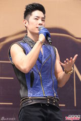 组图：吴建豪穿背心秀身材 幽默学大卫雕塑